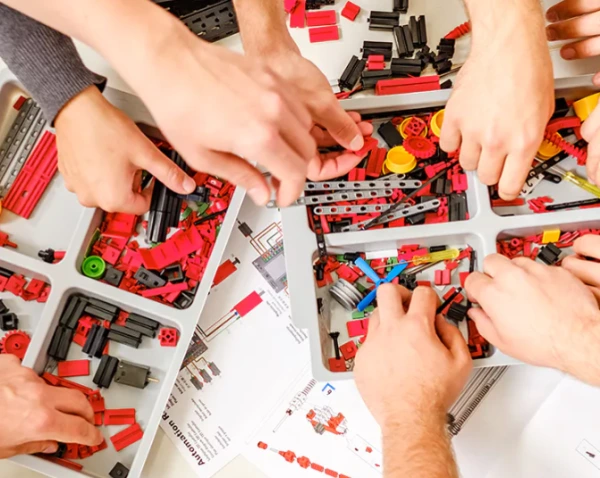 Componentes de um kit de robótica educacional